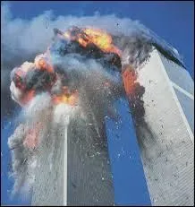 Il paraît que les avions de l'attentat du 11 septembre 2001 ont percuté qu'une seule tour sur les deux ?