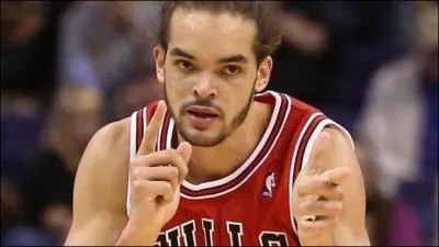 Il n'y paraît pas mais Joakim Noah va entamer cette année sa huitième saison en NBA, l'année dernière fût celle de la révélation pour lui, quels titres individuels a-t-il remporté durant celle-ci ?