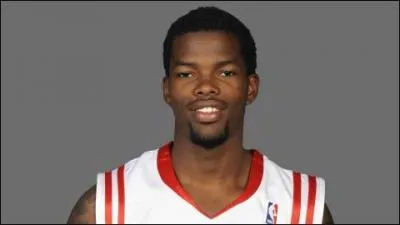 Voilà une recrue estivale des Bulls en la personne d'Aaron Brooks. Celui-ci connaîtra son troisième club en une seule année car la saison passée il a porté le maillot de deux franchises, lesquelles ?