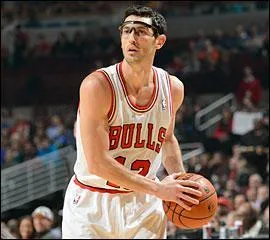 En NBA depuis 2003 Kirk Hinrich jouera cette année sa dixième saison pour les Bulls, quel est le surnom du back-up de Derrick Rose ?