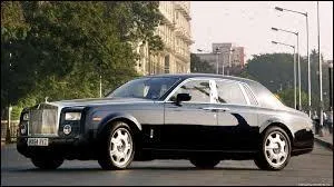 Il ne vous manque plus que le chauffeur. Cette limousine porte le nom de Phantom. C'est un modèle de la marque ...