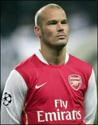 Ce footballeur suédois a passé 9 ans à Arsenal (1998-2007) et compte 75 sélections en équipe nationale. Comment s'appelle-t-il ?