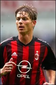 De quelle nationalité est Jon Dahl Tomasson, attaquant ayant connu des clubs comme Newcastle, le Feyenoord Rotterdam et le Milan AC ?