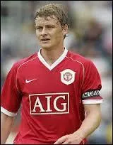 Ce footballeur norvégien a fait le plus gros de sa carrière à Manchester United, club où il a évolué de 1996 à 2007. Comment se nomme-t-il ?