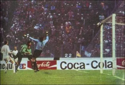 En quelle année les poteaux carrés ont-ils causé la défaite de l'ASSE face au Bayern de Munich ?