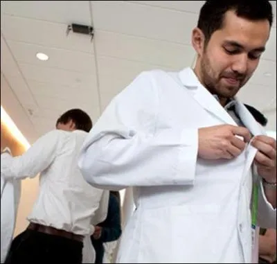 Que signifie l'expression 'changer d'avis comme de chemise' ?