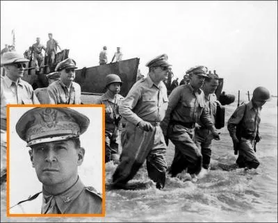 Ce militaire rappelé en service actif fut nommé commandant des forces armées américaines en Extrême-Orient par Roosevelt le 26 juillet...