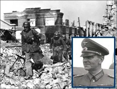 Alors promu général des troupes blindées, Il commanda la 6e Armée allemande et conduisit l'offensive jusqu'à Stalingrad. En juillet, il lança alors ses troupes à l'assaut de Stalingrad trois fois de suite, sans arriver à contrôler totalement la ville...