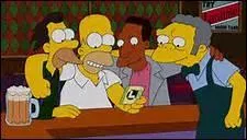 Lequel de ces hommes a pour nom de famille "Szyslak" ?