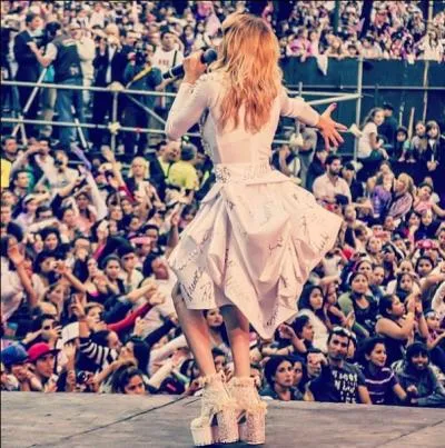 Qui pense qu'il est pauvre jusqu'à lui donner leurs sandwichs à elles, Vilù et Fran ?