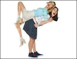 Episode 37 : Rappelez-vous, l'épisode précédent s'est clôt sur Roxy qui va parler à Léon. Angie annonce à Gregorio que le Studio est endetté. Quel mensonge invente Roxy (Violetta) afin de ne pas lui dire la vérité ?