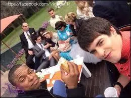 Une ouverture de bal commence : les récents mariés dansent la valse, puis Vilù avec son père, Priscila avec Ramaillo, Léon avec Violetta et Ludmila avec Germàn pour finir avec Federico, qu'elle évite. Qu'annonce Léon à Violetta ?