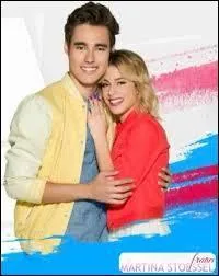 Ludmila met les chaussettes rouges de Violetta dans le linge blanc, après avoir entendu Olga y penser, qu'est-ce que ça fait ? Que fait Ludmila et que vient lui dire Federico, peu après ?