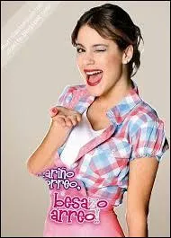 Angie approuve Violetta, avant de critiquer Priscilla, qui demande à Angie de partir avant de poser l'ultimatum à Germán. León refuse que Violetta entre dans son garage pour les répétitions. Où les répétitions se dérouleront-elles ?