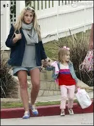 Dans quelle ville s'installe-t-elle seule avec sa fille ?