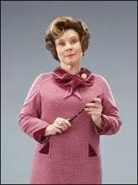 Professeur de Défense contre les Forces du Mal lors du cinquième film de la saga, je raffole du rose bonbon et travaille pour le Ministère de la Magie, qui suis-je ?