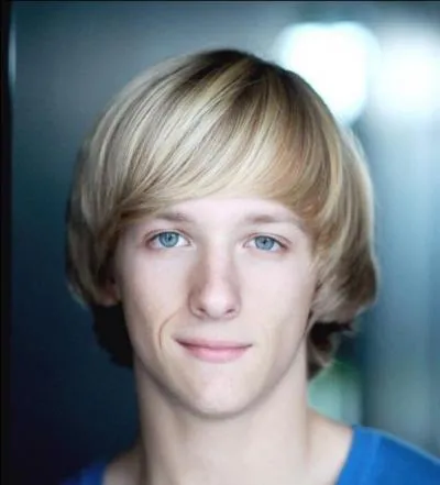 Comment s'appelle cet acteur dans la série ?