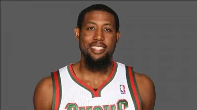 Voilà un vétéran du circuit car cela fait 12 saisons que ce joueur écume les terrains NBA avec plus ou moins dé réussite selon les années. Qui est donc ce joueur arrivé aux Pelicans cet été ?