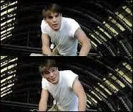 Que propose Danny à Evelyn lorsque cette dernière lui rend visite, quelques mois après la mort de Rafe ?