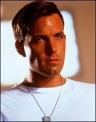 Lorsque Rafe revient, il comprend la relation entre Danny et Evelyn. Il en veut à Danny, qui le croyait mort... Tous deux se battent dans un bar. Pourquoi s'enfuient-ils ENSEMBLE après ?