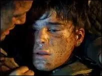 Lorsque Rafe et ses équipiers déchargent le cercueil, Evelyn comprend que c'est celui de Danny... Qu'empoigne-t-elle ?