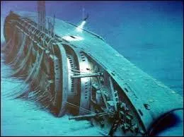 Une épave est citée par la voix d'Evelyn à la fin du film. Ce bateau a été bombardé par les Japonais, et a sombré. De quel bateau s'agit-il ?