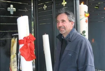 Retour à la maison ! Il n'y en a qu'un en France, à Lourdes, chargé de veiller sur les milliers de cierges brûlant dans le sanctuaire :