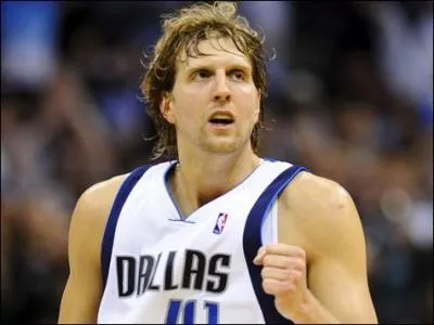 Voilà la légende vivante des Mavericks : Dirk Nowitzki, le géant allemand présent dans sa franchise de toujours depuis 1998. Quel est l'extrait de son palmarès qui est exact ?