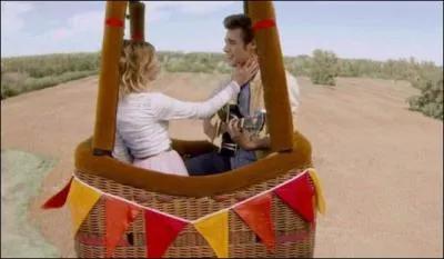 Dans la saison 3, Leon chante une chanson à Violetta pour son anniversaire, laquelle ?