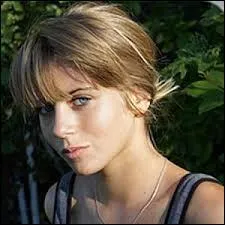 L'a&icirc;n&eacute;e des filles de la famille qui ne fait pas partie de l'image. Comment s'appelle-t-elle ?