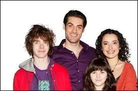 Sur l'image ci-contre, nous apercevons les parents ainsi que leurs enfants. Comment les enfants se nomment-ils ?