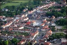 Nous survolons la ville lorraine de Château-Salins. Sous-préfecture de son département, elle se situe ...