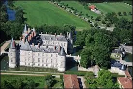 Voici le château d'Haroué (Meurthe-et-Moselle). Il est composé de 52 cheminées, 12 tours et 4 ponts. Sachant qu'il y a une logique dans la composition de ce château, pouvez-vous me dire quel est le nombre de fenêtres ?