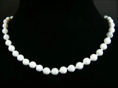 À qui appartient le collier blanc ?
