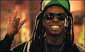 Qui chante "Loyal" ?