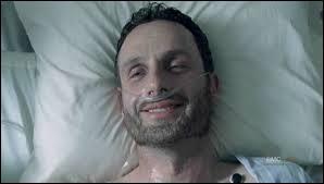 Quels sont les noms des deux personnes qui ont choisi les fleurs que Shane apporte à Rick à l'hôpital ?