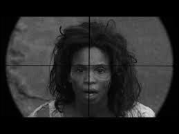 Où est placée la morsure qui a tué la mère de Duane ?