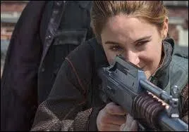 Sur quoi montent Tris et Quatre pour voir mieux, lors du jeu de guerre ?