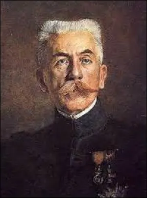 Né à Nancy en 1854, militaire, officier pendant les guerres coloniales, je deviens en 1912 premier résident général du protectorat français au Maroc. Devenu ministre de la Guerre pendant le 1er conflit mondial, j'obtiens en 1921 le bâton de maréchal. Élu à l'Académie française en 1912, on me nomme aussi président d'honneur des Scouts de France en 1929. Je m'éteins à Thorey en 1934.