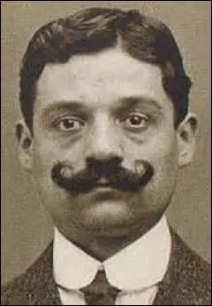 Anarchiste, membre de La Bande à Bonnot, je nais à Nancy en 1912. Accusé d'être le 4e homme du braquage de la Société Générale, rue Ordener à Paris en 1911, je me vois condamné à mort et en définitive aux travaux forcés à perpétuité. Évadé de Cayenne en 1926, je suis finalement gracié. M'établissant comme fabriquant de meubles, je décède à Eaubonne (Val d'Oise) en 1944. Je m'appelle :