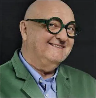 Animateur de radio et de télévision, critique gastronomique, écrivain, cuisinier et comédien, je vois le jour en 1938 à Lunéville. Participant notamment à des émissions de télé comme "Vivement dimanche prochain" ou à la radio dans "Les Grosses Têtes", je publie des ouvrages de cuisine comme entre-autres "Le plaisir à petit prix" en 2008. Jouant aussi dans des spots publicitaires, je suis :