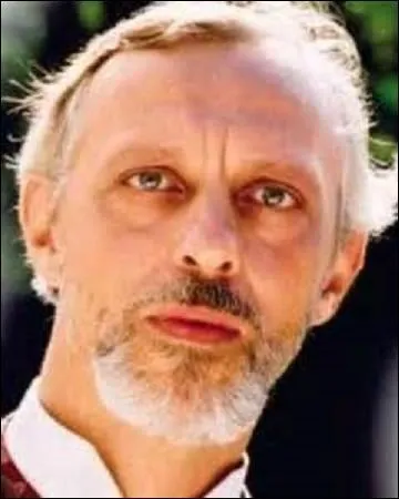 Frère cadet de la question précédente, je nais à Nancy en 1959. Chanteur et acteur, nommé en mai 1982 révélation du Printemps de Bourges, on me doit entre-autres des albums comme "Toile Cirée" sorti en 1983. Comédien, je fais de fréquentes apparitions dans "Caméra Café" ou "Chez Marcus". Amateur d'art, je présente depuis 2009 une émission s'appelant "Otto" où j'incarne un gardien de musée :