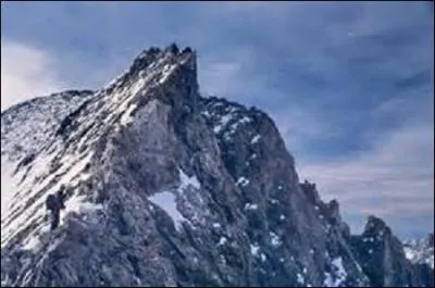 Je comporte aussi plusieurs massifs montagneux. Sur la rive gauche se situent ceux de Belledonne et Grandes Rousses, mais aussi les Écrins où se loge le point culminant de mon département par un pic haut de 4 088 m. Quel est le nom de ce dernier ?