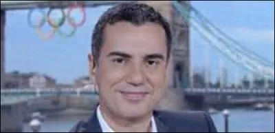 Né à Grenoble en 1967, je suis un journaliste sportif, animateur de radio et de télévision.Travaillant principalement pour le groupe "France Télévision" depuis les années 90, je commence ma carrière en présentant le journal régional de "France 3 Alpes" avant de me diriger vers des magazines sportifs et de commenter leurs grands événements comme les Jeux Olympiques d'hiver de Sotchi en 2014 :