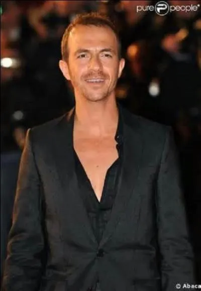 Chanteur, compositeur et musicien, je naquis à Échirolles en 1971. Débutant ma carrière en 1989 avec mon frère et un ami en formant le groupe "Les Charts" , je me lance en solo en 1999. Ayant sorti à ce jour 6 albums studio, on me doit des tubes comme "Si seulement je pouvais lui manquer" en 2004 qui me vaut d'être élu artiste/interprète masculin de l'année aux Victoires de la Musique, je suis :