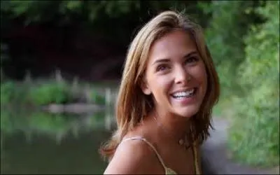 Journaliste, réalisatrice de documentaires et productrice, mariée depuis 2008 à Debbouze, je naquis à Échirolles en 1978. Commençant ma carrière sur la chaîne LCI en 2003, je rejoins M6 en 2006 comme rédactrice en chef et présentatrice du magazine "Zone interdite". Produisant aussi pour cette dernière des reportages pour l'émission "66 minutes", je démissionne en 2012, je suis :