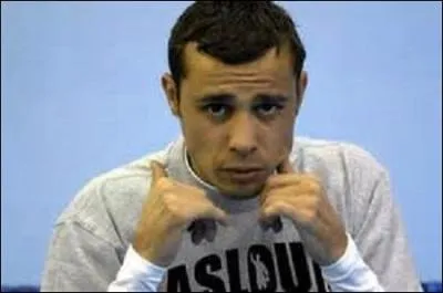 Né à Bourgoin-Jallieu en 1979, je suis un boxeur et acteur. Champion olympique en 2000 à Sidney, je deviens de 2007 à 2009 champion du monde poids mi-mouches WBA. Ayant à mon actif 26 combats, je comptabilise 24 victoires dont 10 par KO, mais qui suis-je ?