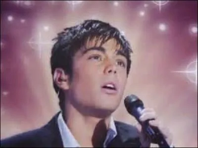 Chanteur né à La Tronche en 1983, je me fais connaître en 2004 en remportant l'émission "Star Academy". Ayant entre autres comme tube "Écris l'histoire" en 2005, je décède des suites de la mucoviscidose en mai 2007. En juin de la même année, mes parents créaient une association portant mon nom et qui consiste à lutter contre cette maladie. Disparu malheureusement trop jeune, je me nomme :