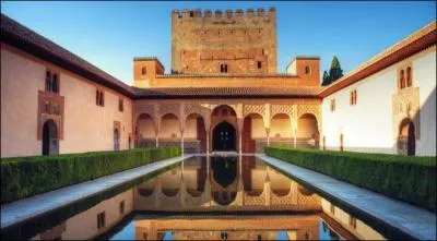Dans quelle ville d'Espagne se trouve le palais de l'Alhambra ?