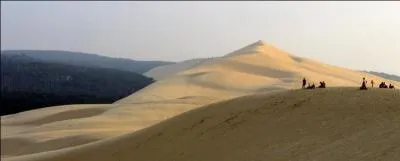 Comment se nomme la célèbre dune de sable présente sur le bassin d'Arcachon ?